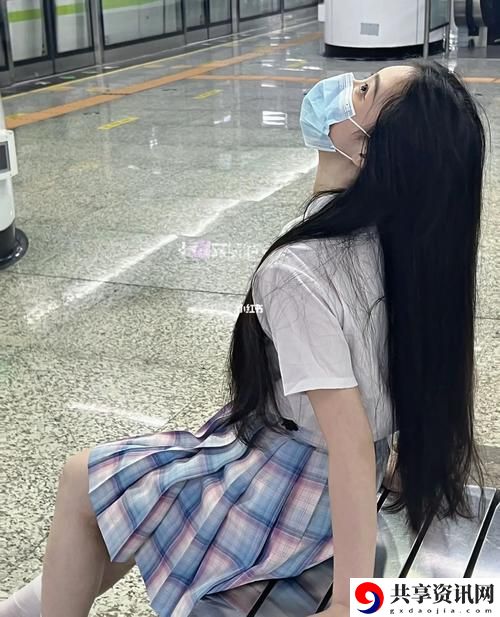 女生迈开腿打扑克又疼又痒