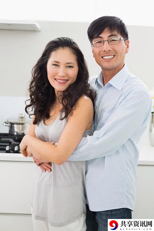 在厨房从后面抱起岳