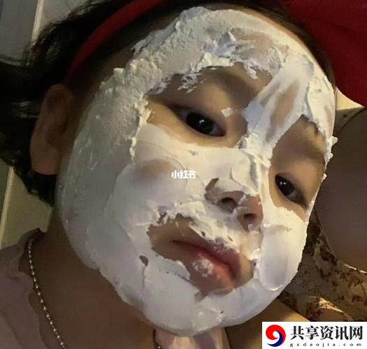 一边上奶一边吃敷面膜