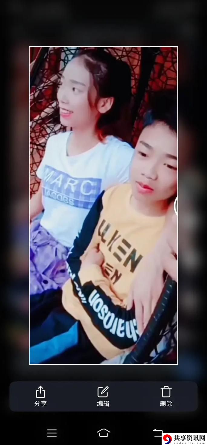 当姐姐说家里没人我们就亲亲时