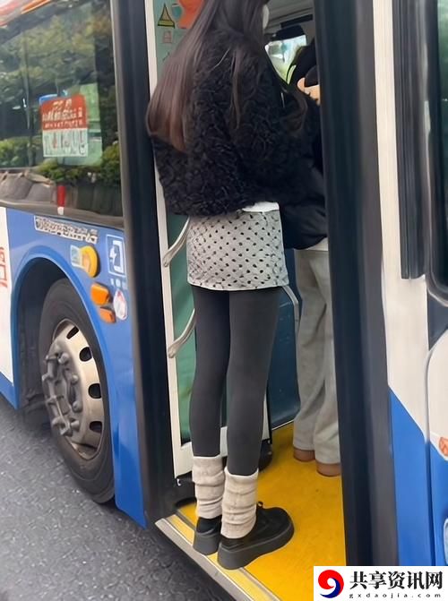  一场意外的公交经历：我和闺蜜在公交被八个人挤倒