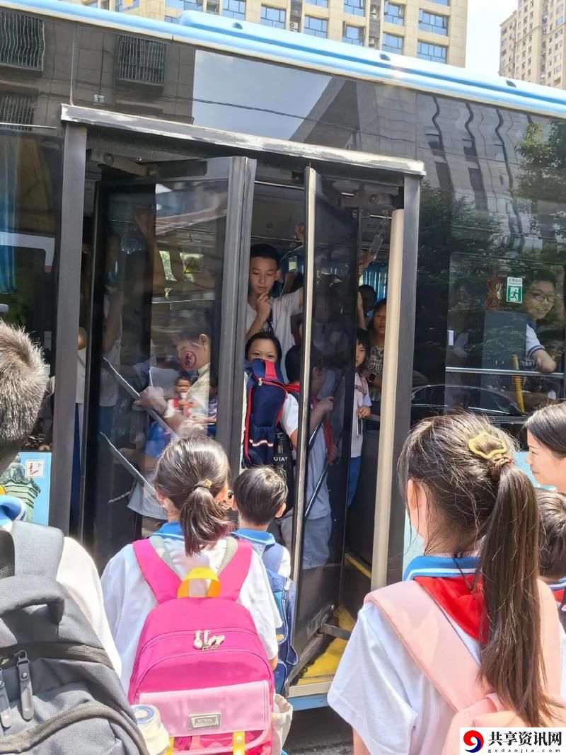 公交车上C了两个小学生，粉丝：我为他们感到骄傲！