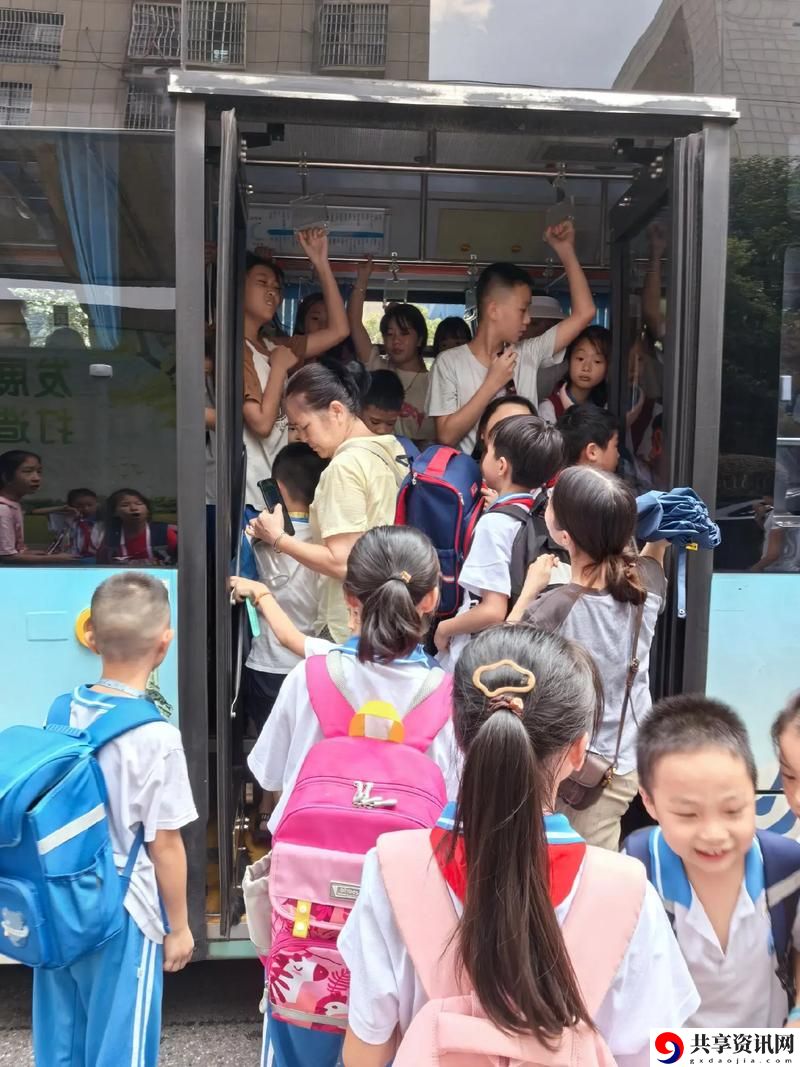  引发关注的事件：公交车上C了两个小学生