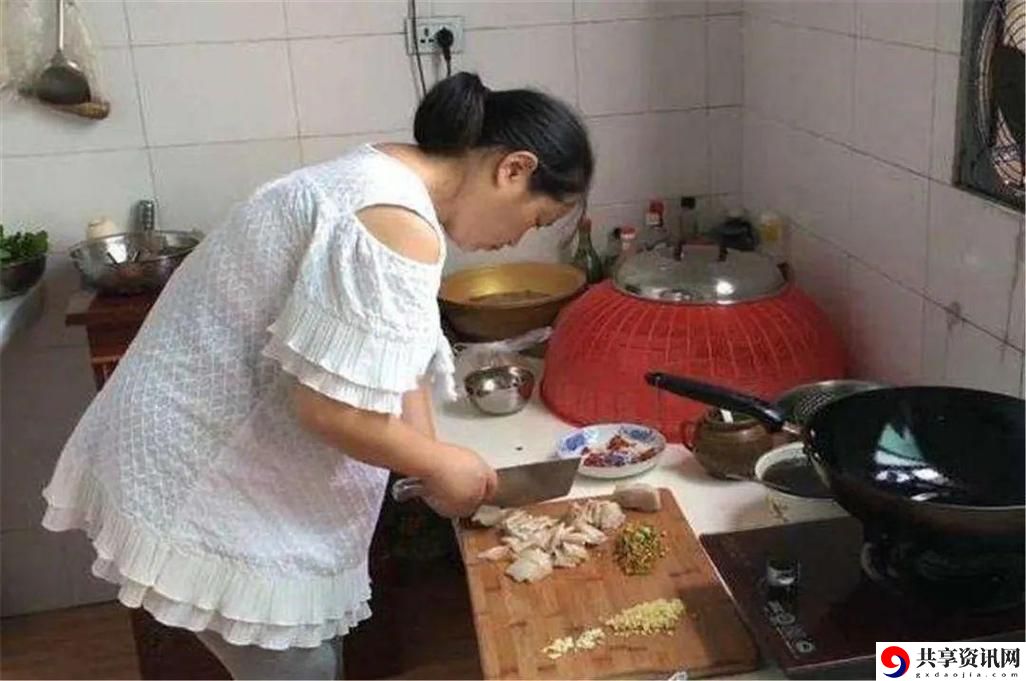 老赵抱着儿媳在厨房做饭，网友直言：“这才是真正的家庭温暖！”