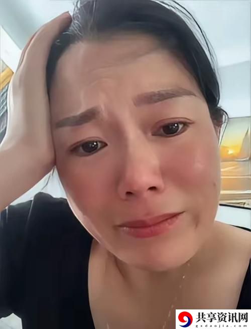 兰姨捂着嘴巴怕发出声音吵到：心中千言万语，尽在一瞬间