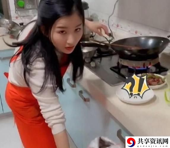  老赵抱着儿媳在厨房做饭流畅不卡顿，网友：这是什么神仙画面！