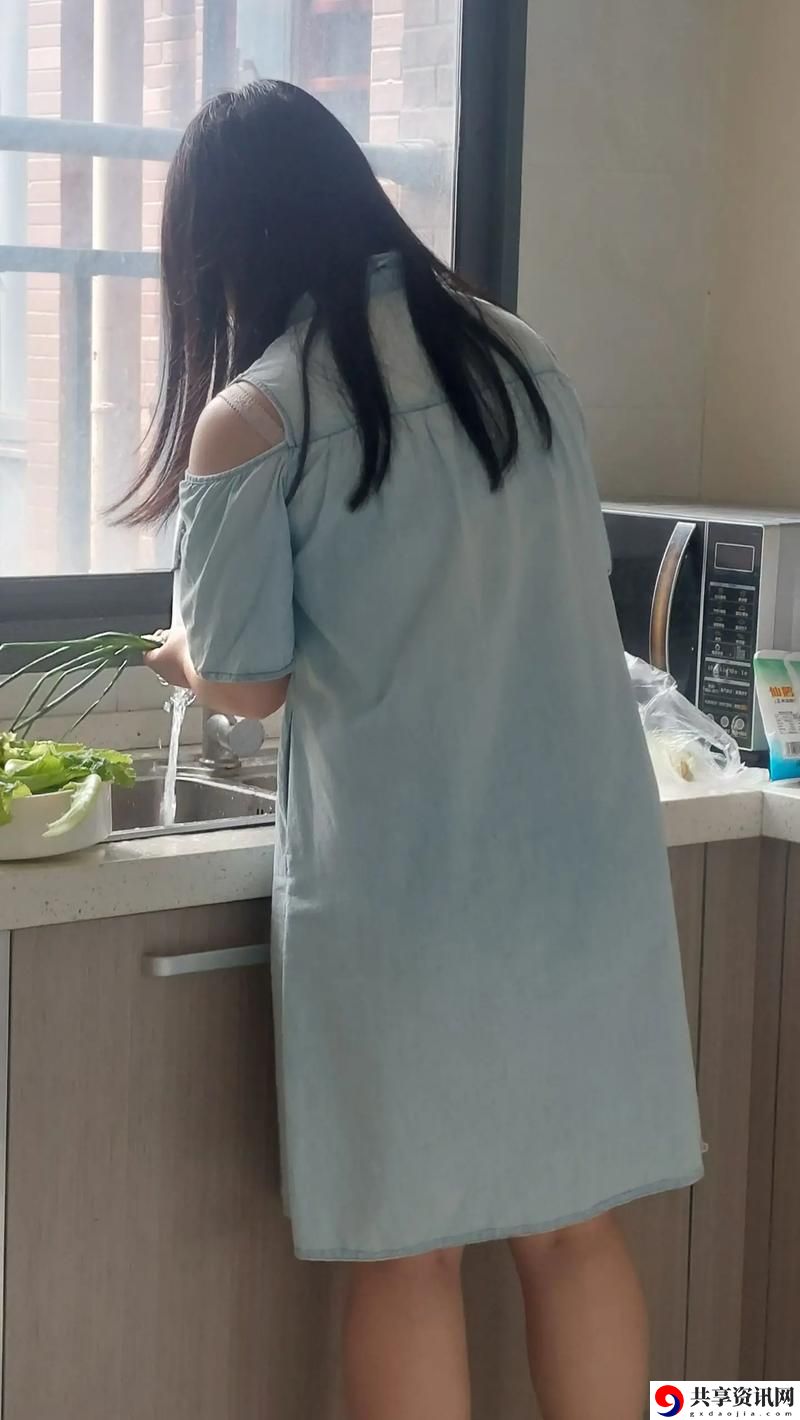 中午妈妈在厨房做饭，平台：温暖的味道