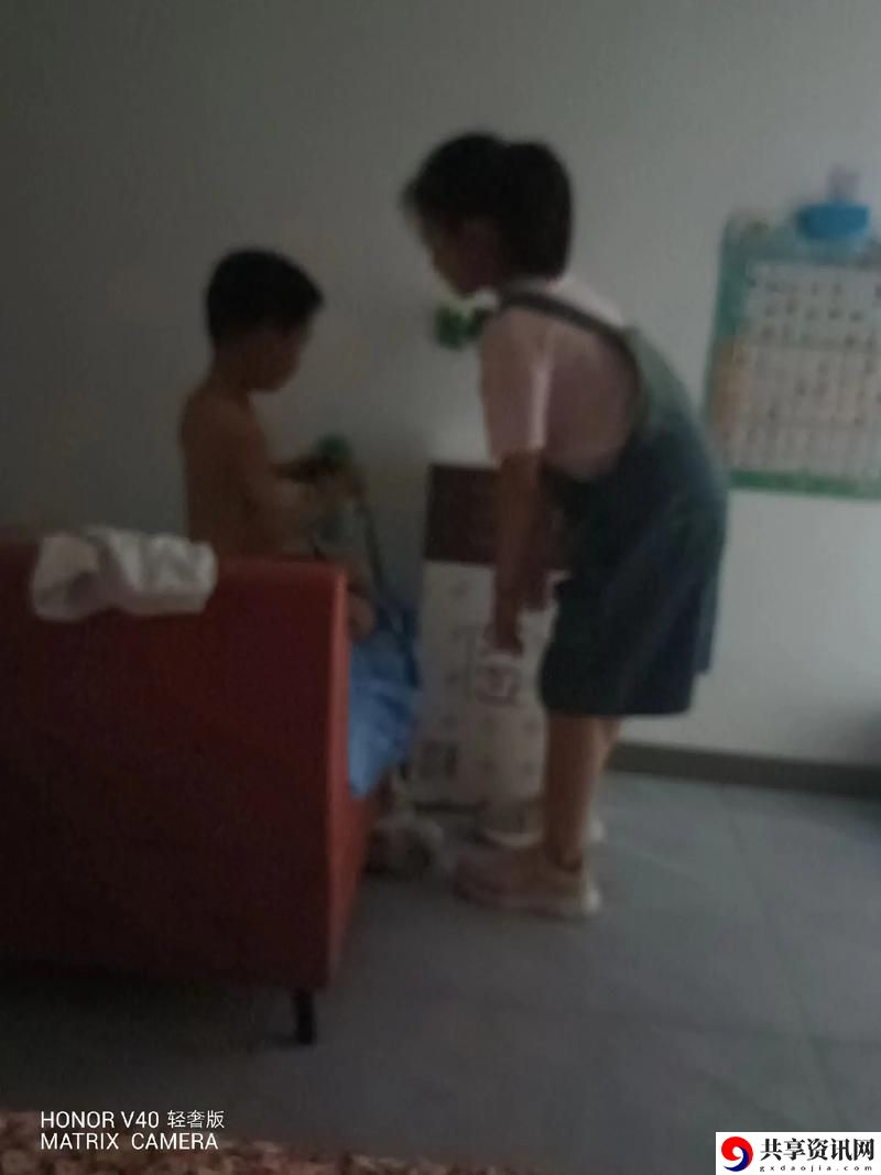 小孩半夜喂姐姐吃萝卜，读者：感受童真与关爱