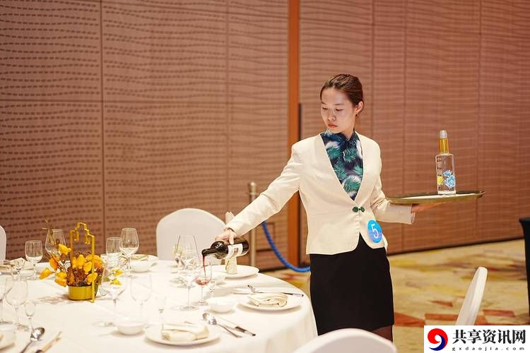 法国酒店服务生2024版，网友直言：这是一次服务行业的彻底变革