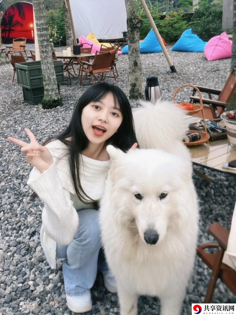 甜蜜时光：少女配狗视频大片中的温暖瞬间