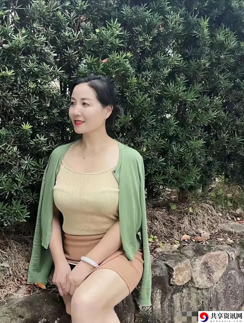 50岁迷人的岳：岁月的优雅与智慧