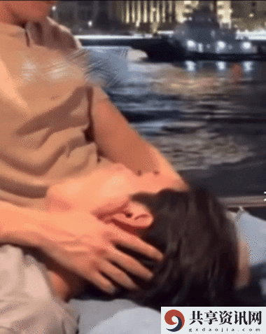  探索激情：男女之间一边摸一揉的微妙关系
