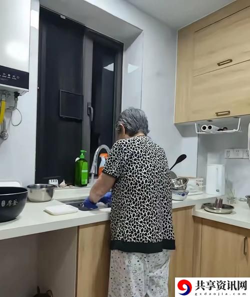  在姨母家的客厅里，温馨的记忆