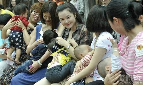 一边下奶一吃敷视频好几个人稳居榜首，网友：实力宠粉！