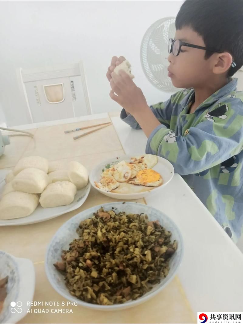 吃初二学生小馒头，网友感叹：温暖与怀旧的味道在心中蔓延