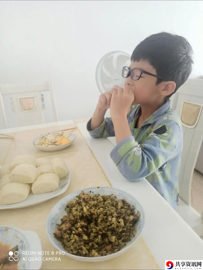  在校园里“吃初二学生小馒头”的趣味时光