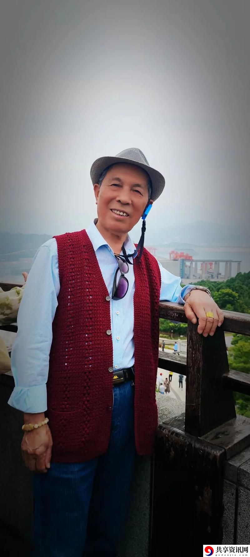 82岁老人找20多岁小伙子上线，网友热议：