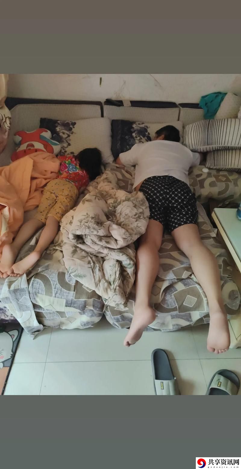 17岁女孩躺在父亲腿上睡觉好吗最新动态，用户热议：