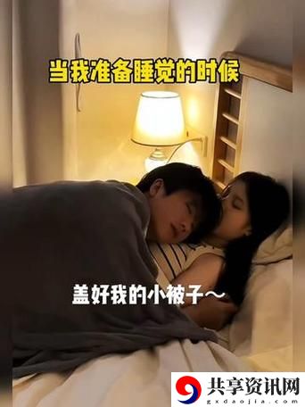  在厨房的甜蜜时光：美女和男生一起努力生产豆浆