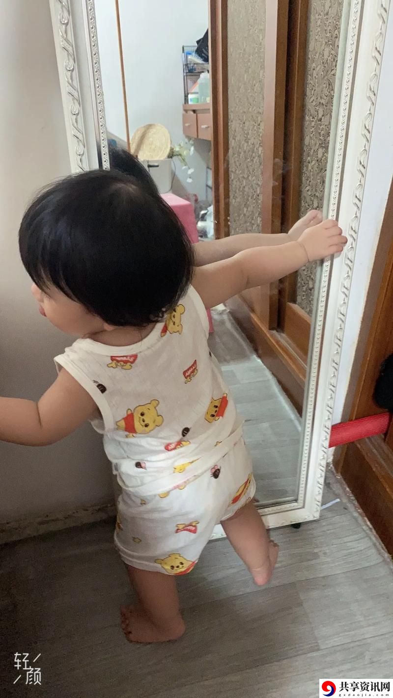 镜中童趣：宝宝看镜子里我们的结合