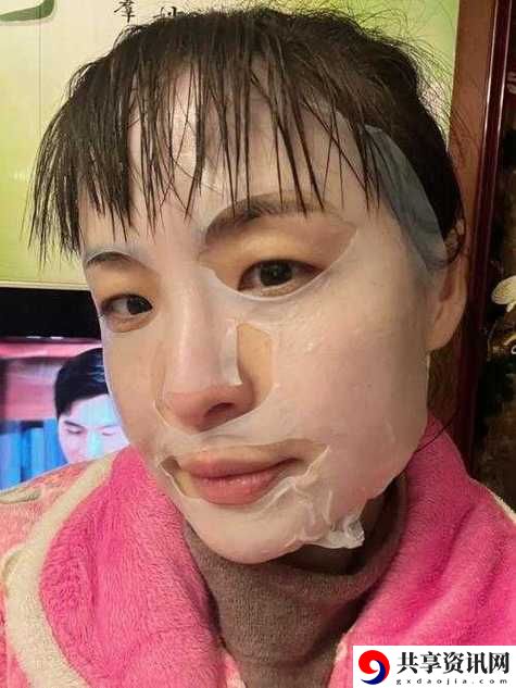 一面膜胸口一面吻，粉丝：这就是爱的魔力！