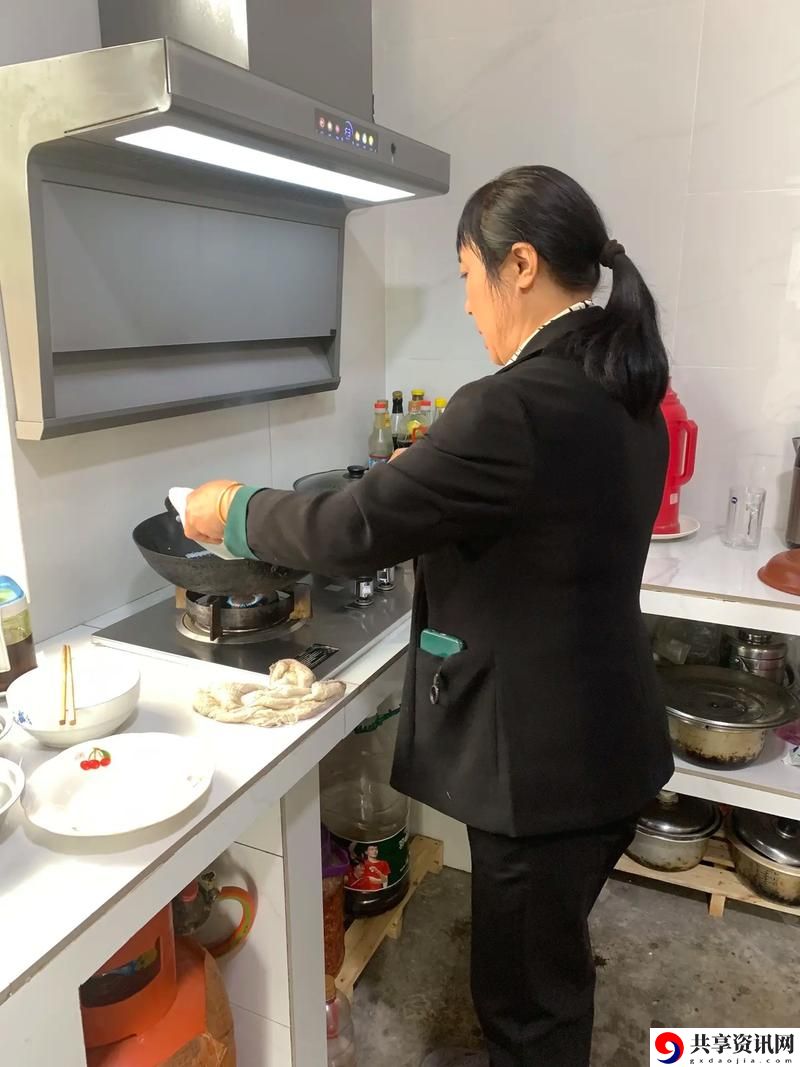  中午妈妈在厨房做饭更新了，平台：亲子厨房时光