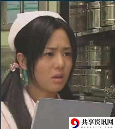  在魅力与职业之间：诱人的护士苍井空的故事