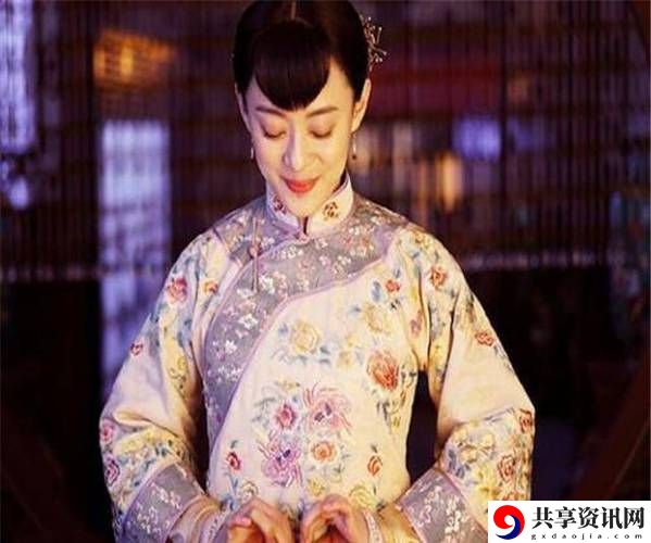 周莹躲进被子里，网友评价：这才是成年人唯一的解压方式