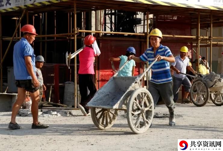  我被9个建筑工人抬到茶几上，网友表示：这真是个奇葩的体验！